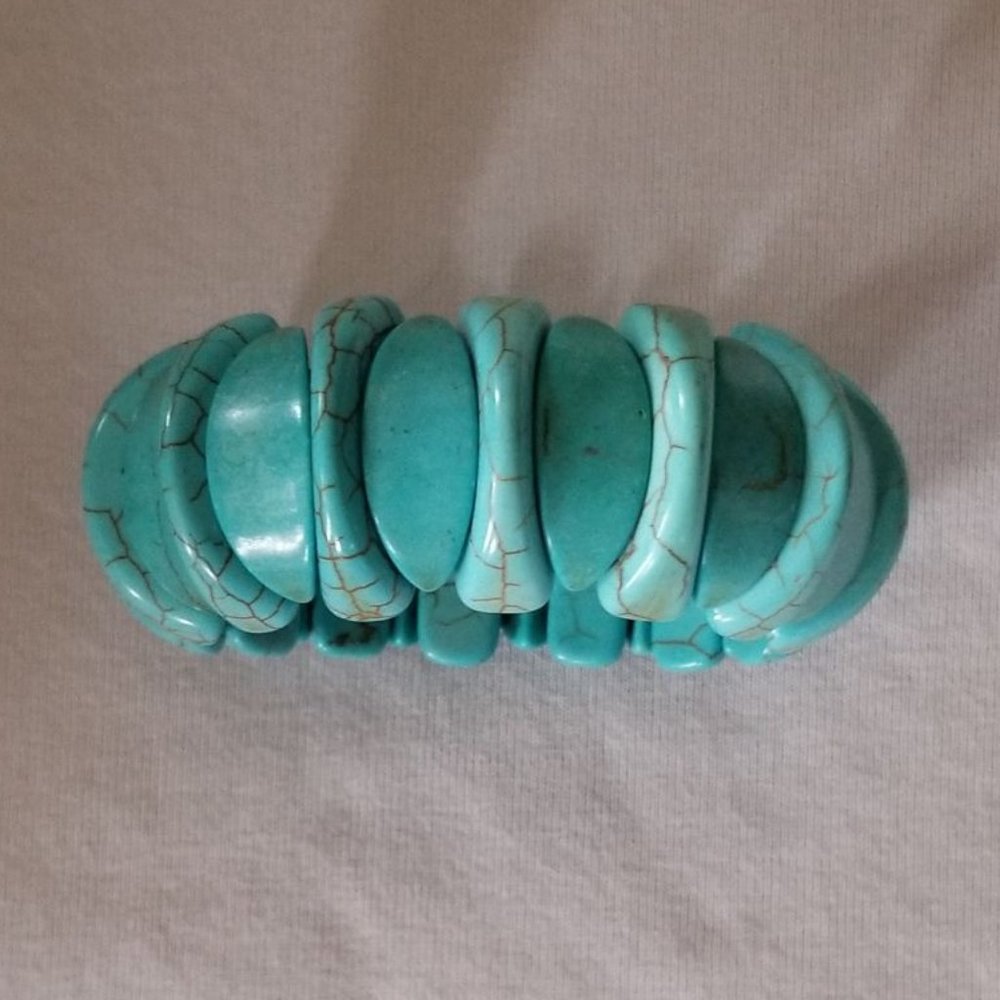 NWOT, attractive turqoisite gemstone bracelet, cresent moon shapes, elastic